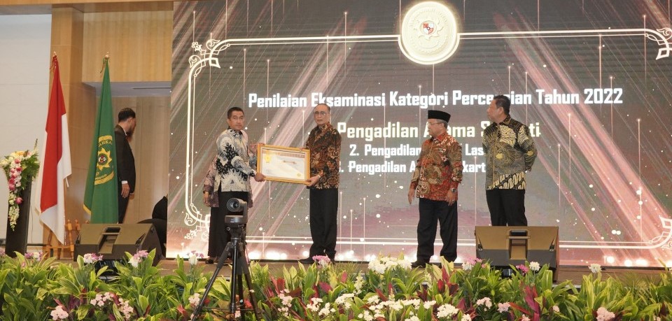 Terima Penghargaan Nasional.a