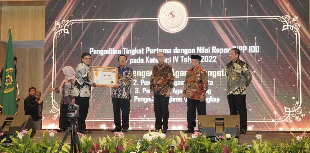Terima Penghargaan Nasional.b